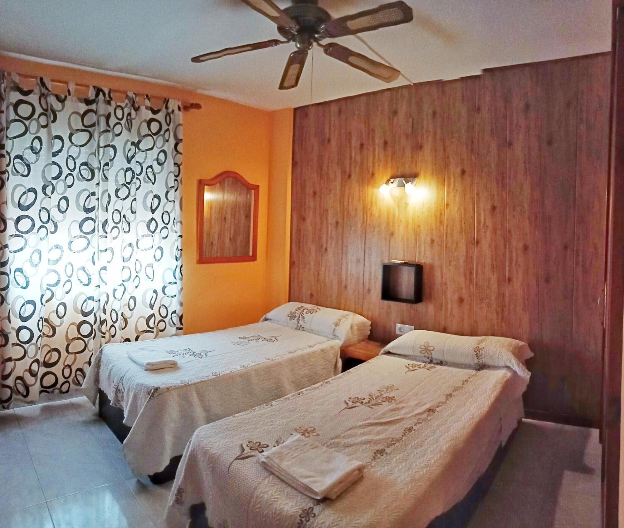 Hostal Cristina دينايا المظهر الخارجي الصورة
