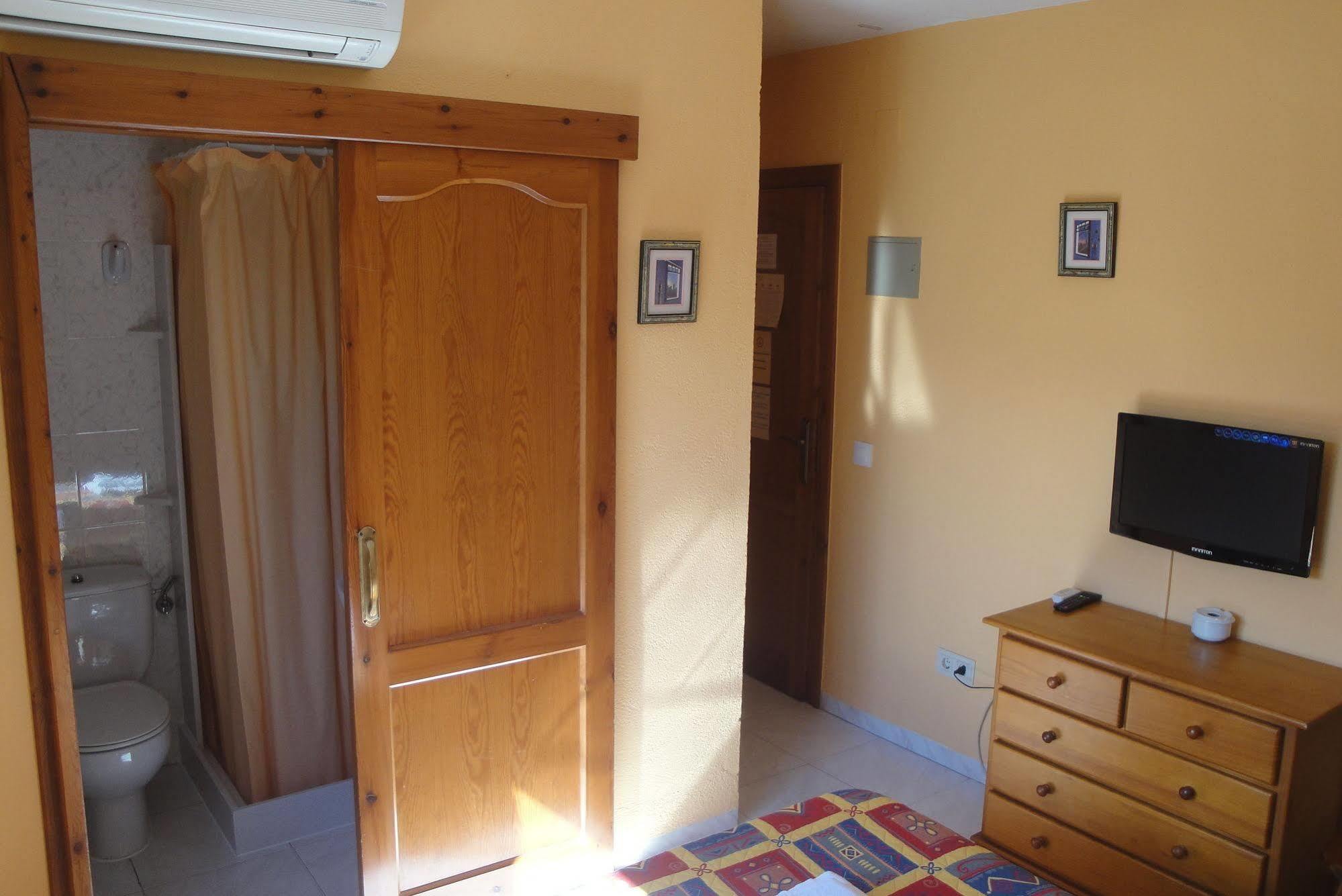 Hostal Cristina دينايا المظهر الخارجي الصورة