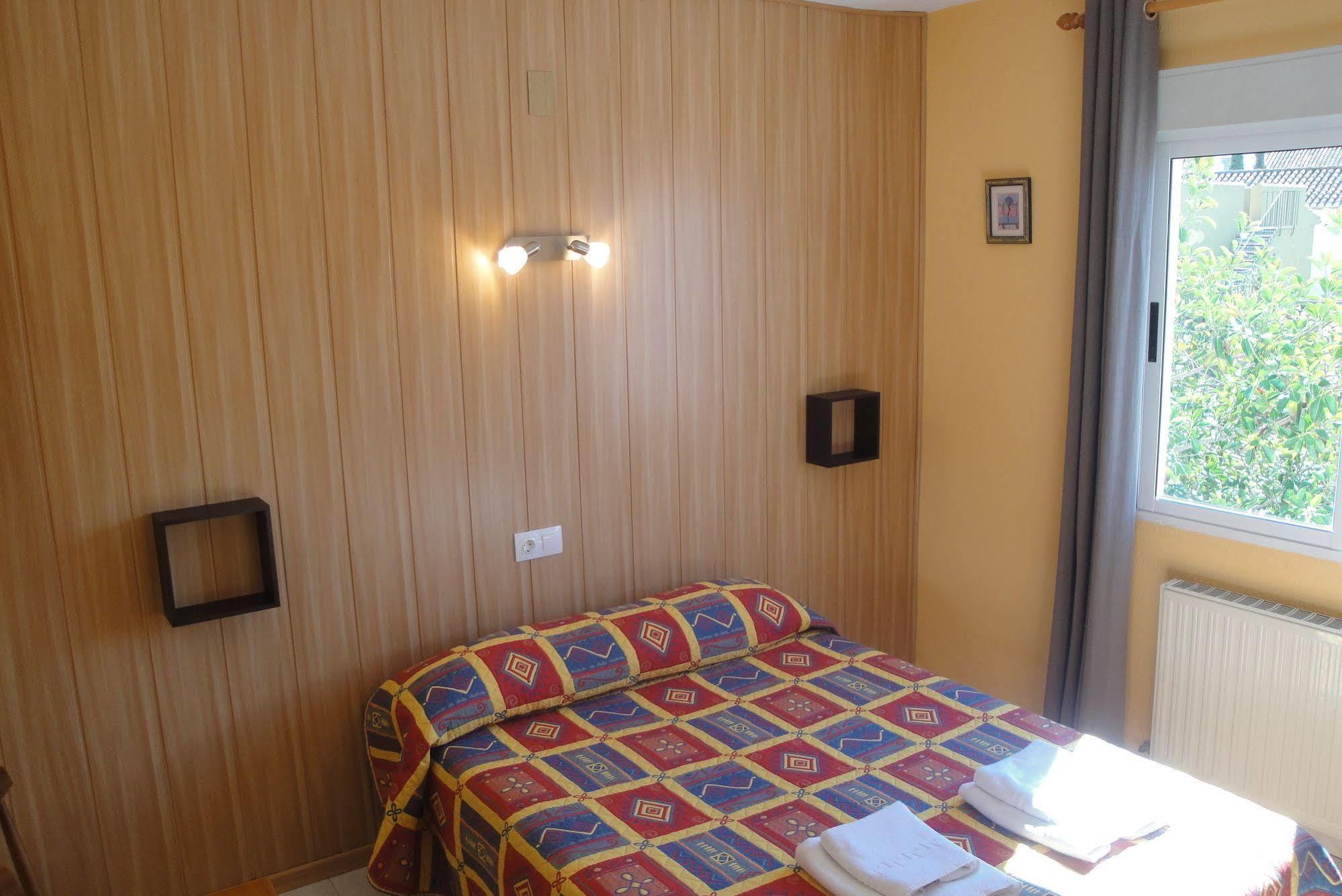 Hostal Cristina دينايا المظهر الخارجي الصورة