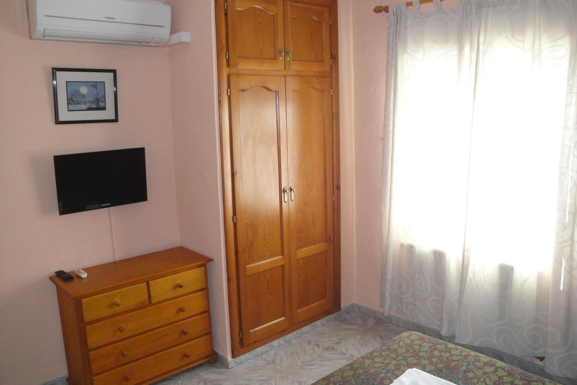 Hostal Cristina دينايا المظهر الخارجي الصورة