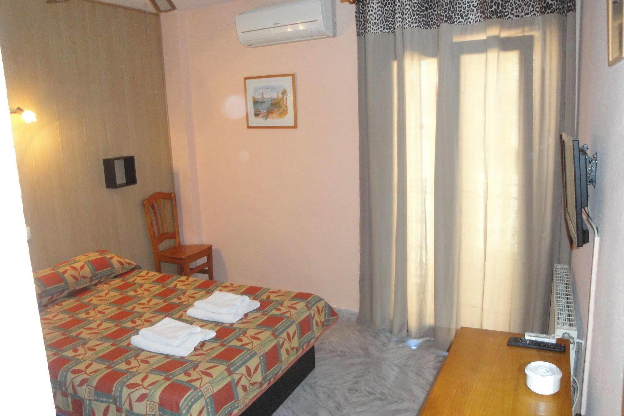 Hostal Cristina دينايا المظهر الخارجي الصورة