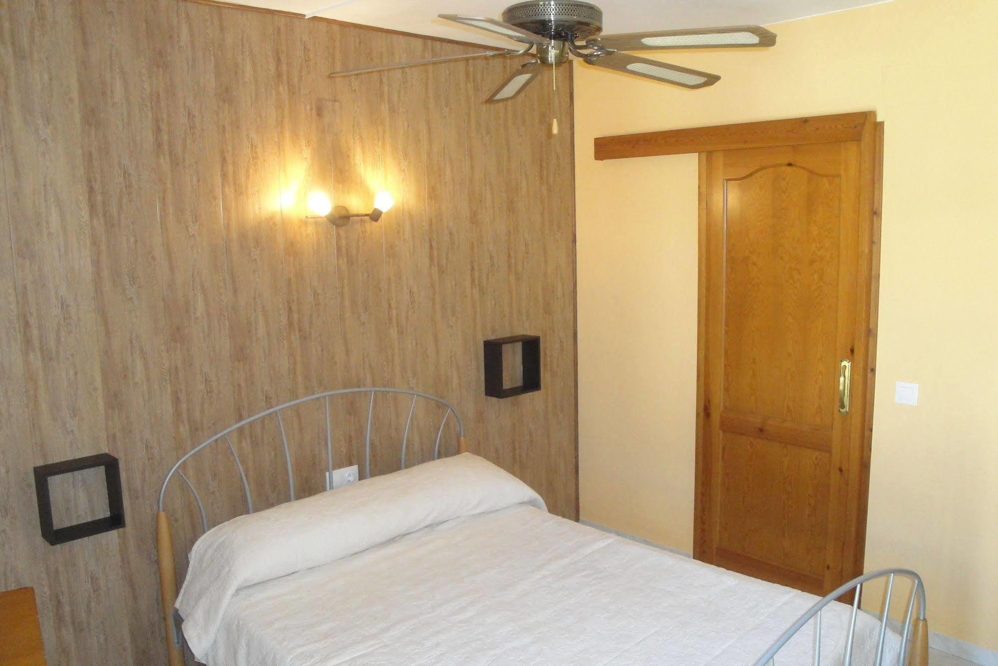 Hostal Cristina دينايا المظهر الخارجي الصورة