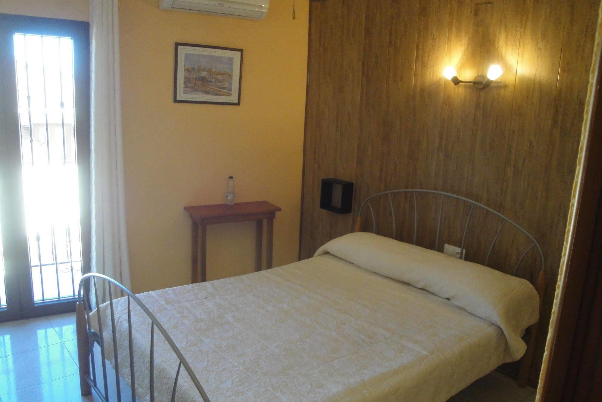 Hostal Cristina دينايا المظهر الخارجي الصورة