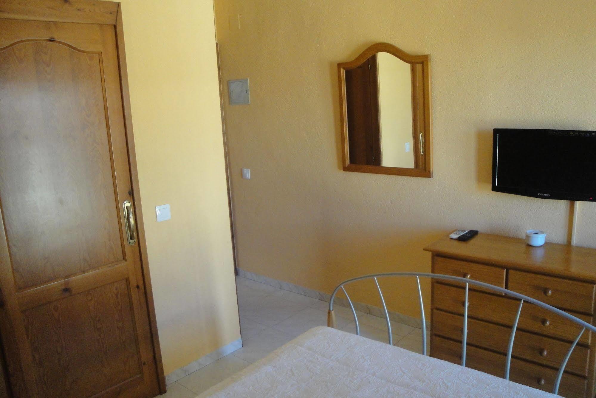 Hostal Cristina دينايا المظهر الخارجي الصورة
