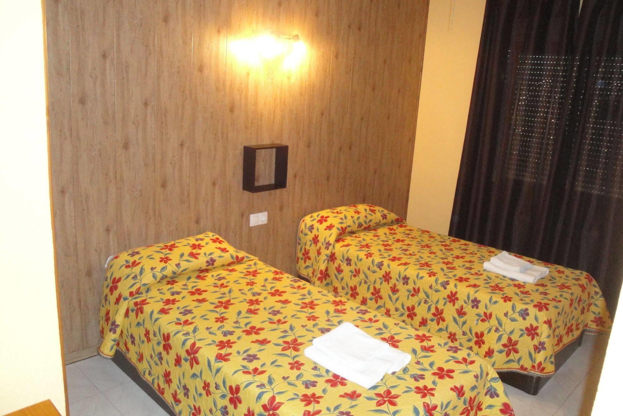 Hostal Cristina دينايا المظهر الخارجي الصورة