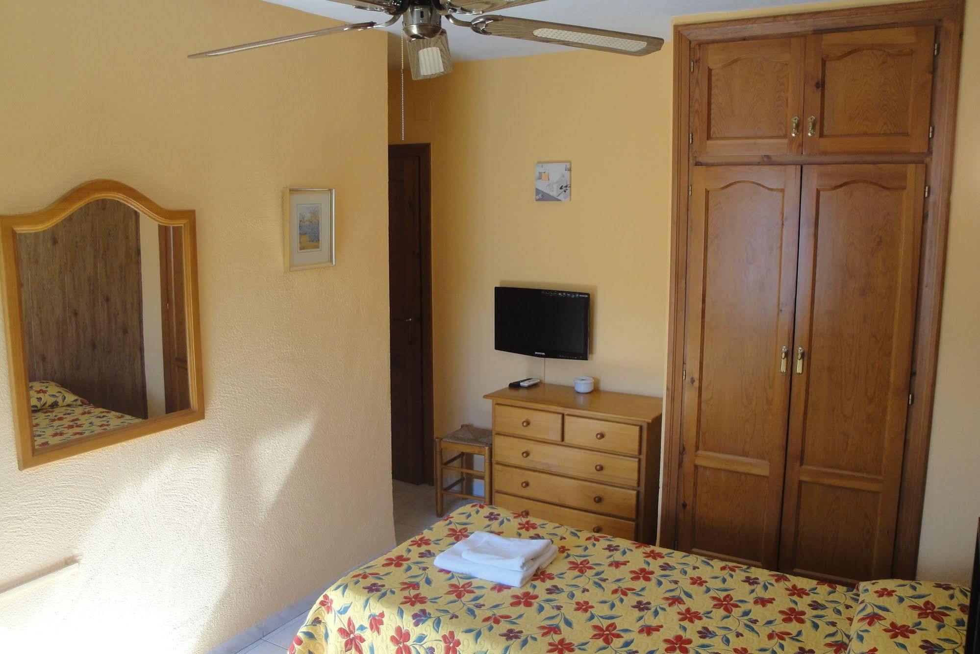 Hostal Cristina دينايا المظهر الخارجي الصورة