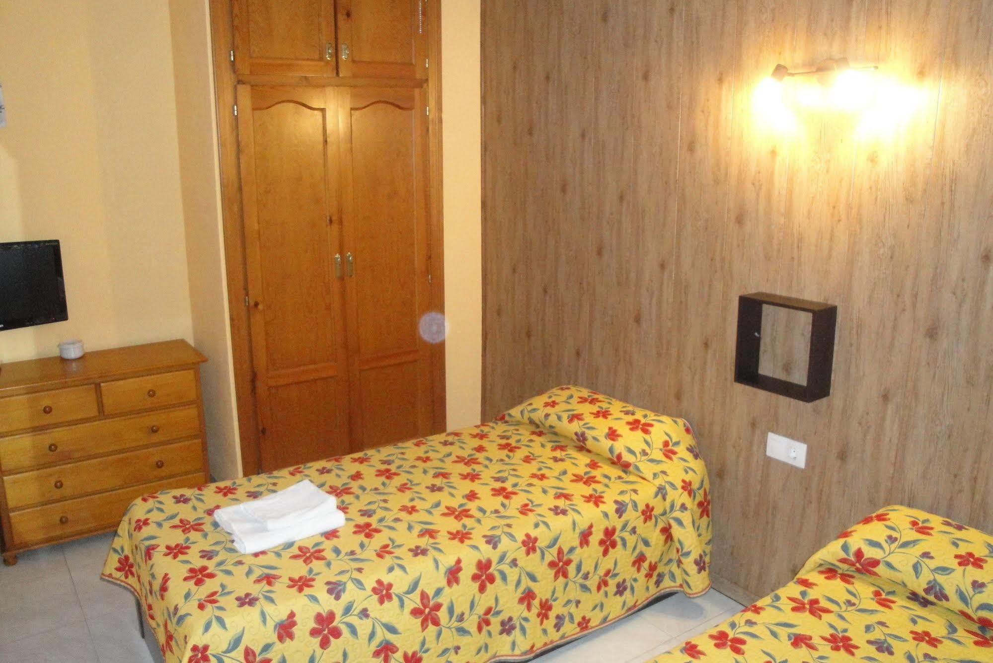 Hostal Cristina دينايا المظهر الخارجي الصورة
