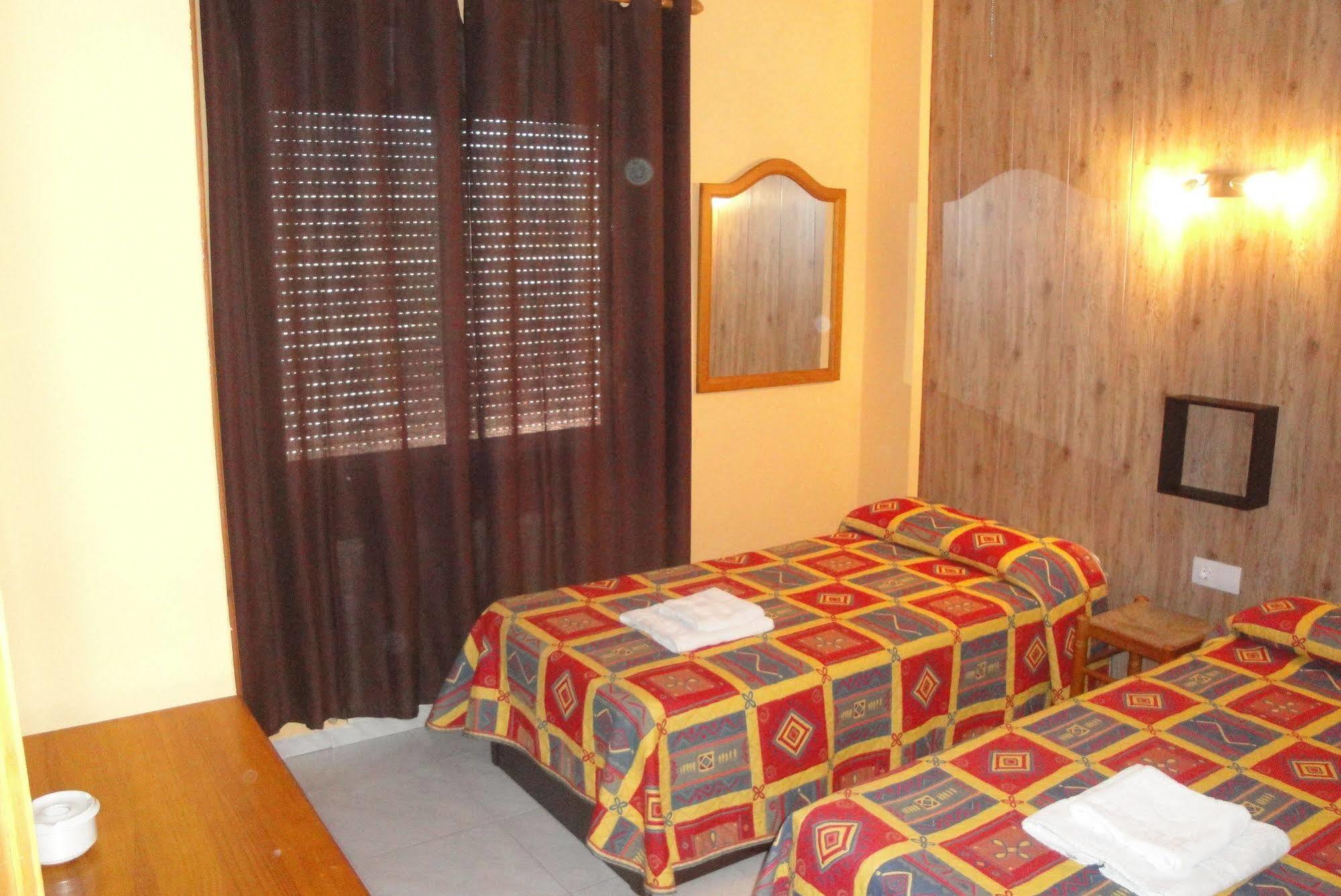 Hostal Cristina دينايا المظهر الخارجي الصورة
