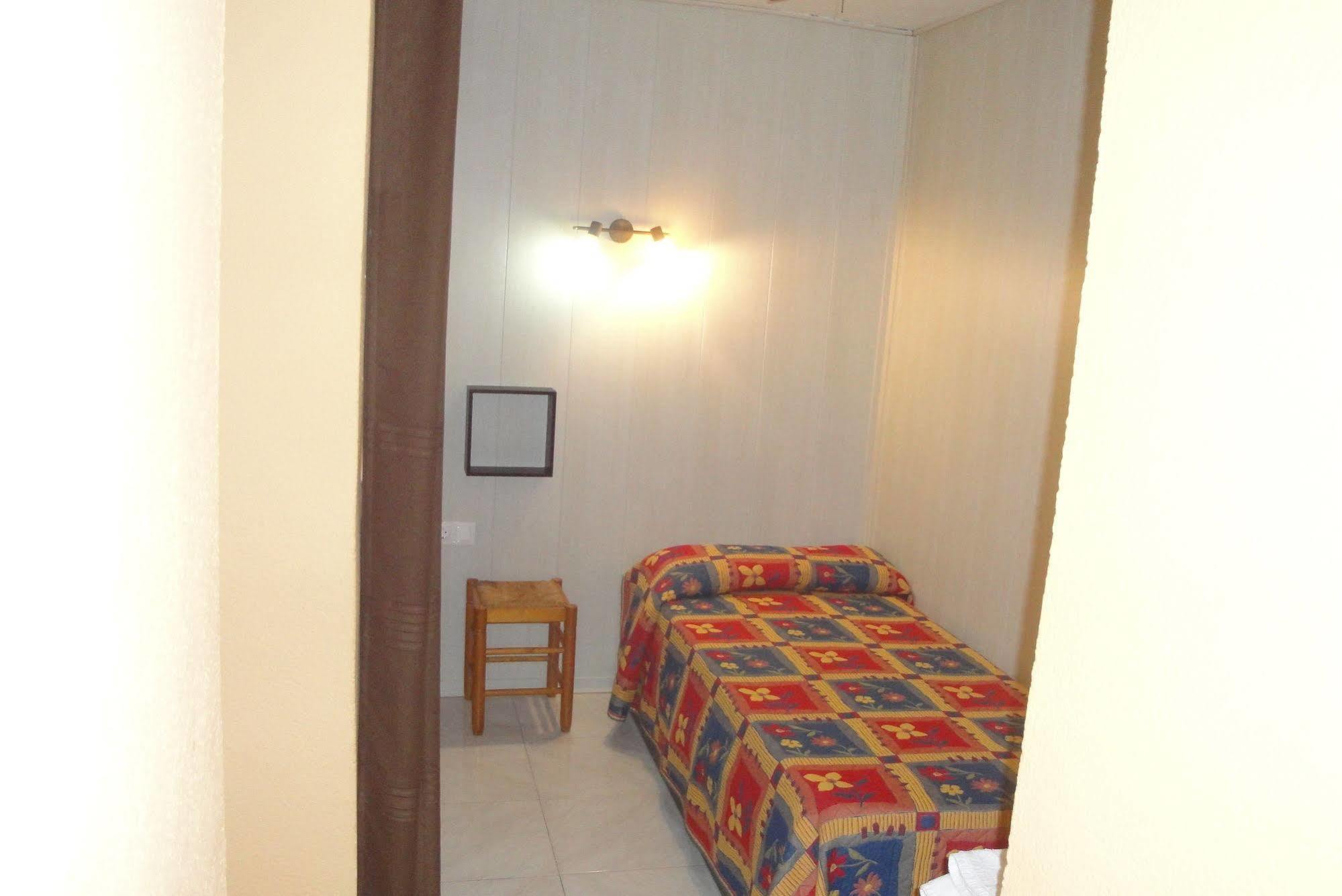 Hostal Cristina دينايا المظهر الخارجي الصورة