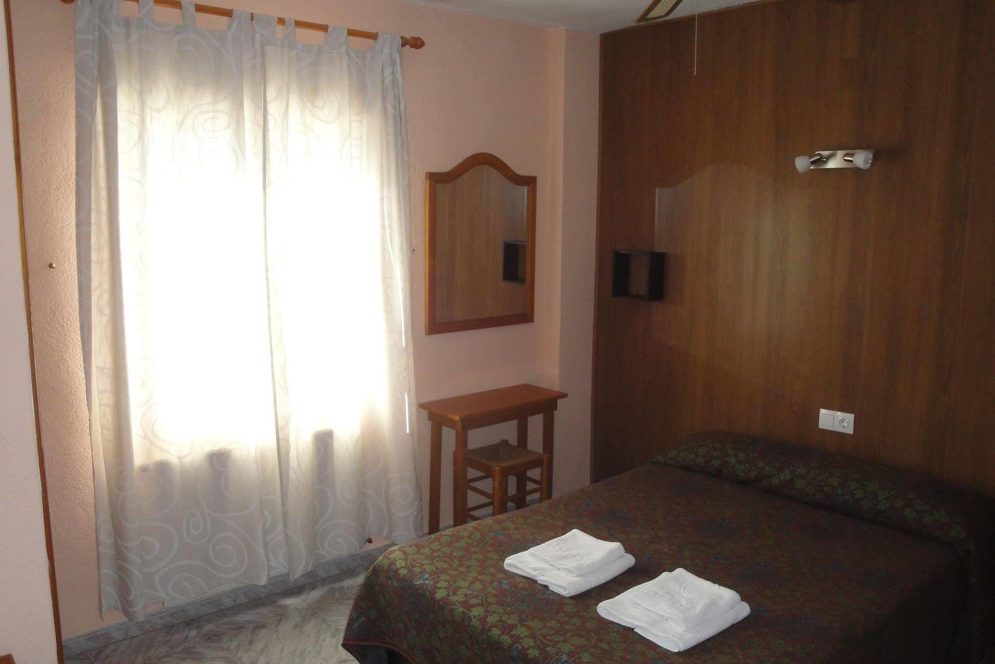 Hostal Cristina دينايا المظهر الخارجي الصورة